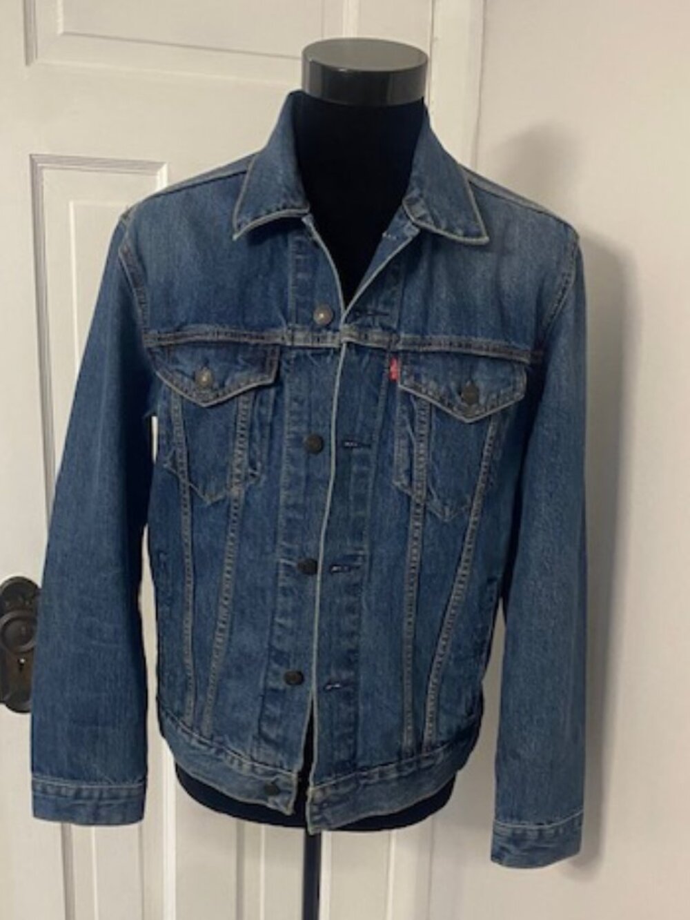 Levis Classic Denim Jacket Mens/ Unisex Blue Medium NWOT